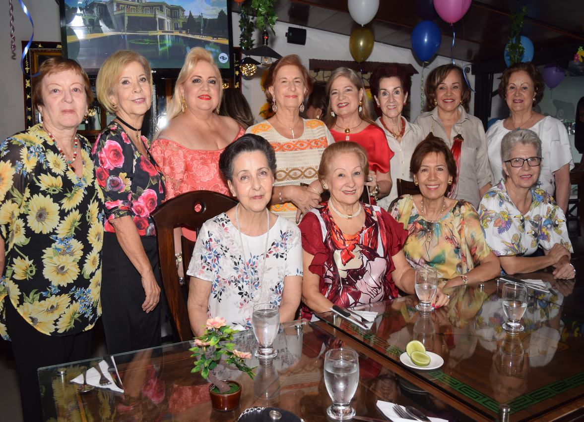 Gladys Salas de Guzmán, Inés Liévano, María Paulina de Borrero, Ligia Mora de García, Sonia Barreto, Mona Díaz, La cumpleañera Chachita Moncaleano, Lucía Molina de Vargas, Golena Moncaleano de Fernández, Teresita de Lievano, Omaira Curiel.